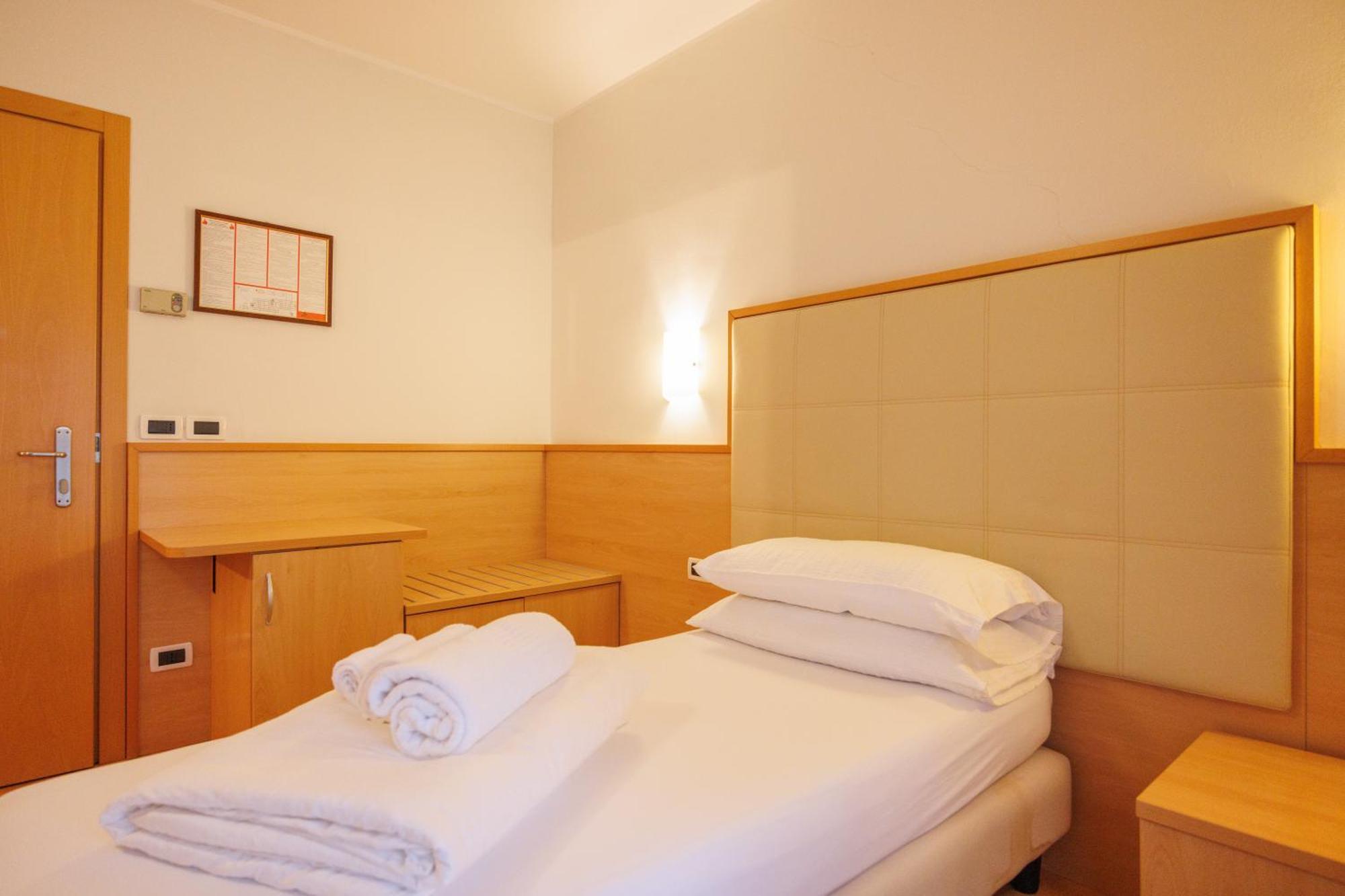 Club Hotel E Residence La Vela Torbole Sul Garda ภายนอก รูปภาพ